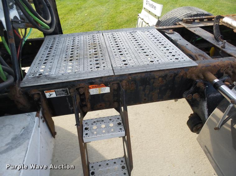 image for item L4118 2005 Freightliner Columbia semi truck