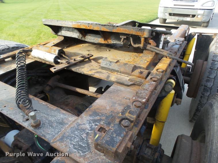 image for item L4118 2005 Freightliner Columbia semi truck