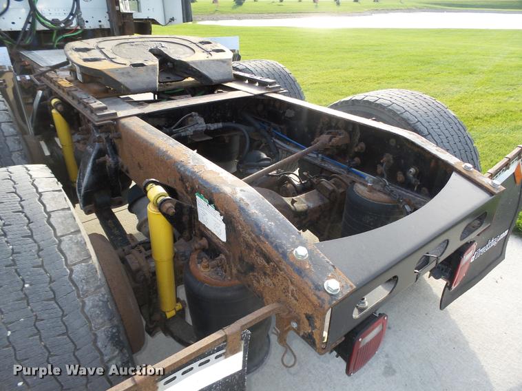 image for item L4118 2005 Freightliner Columbia semi truck