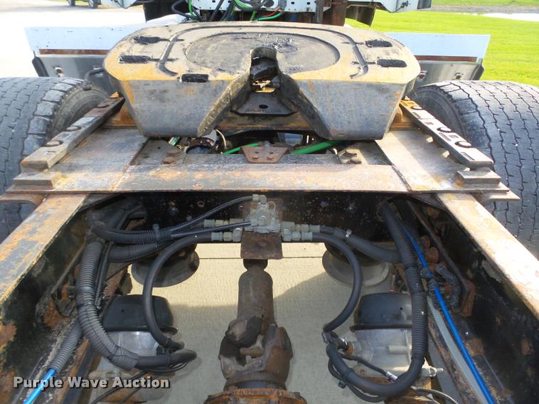 image for item L4118 2005 Freightliner Columbia semi truck