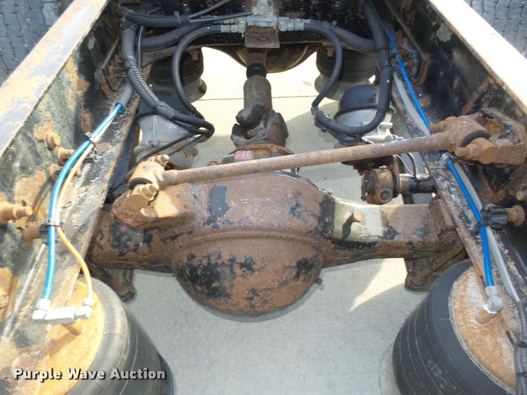 image for item L4118 2005 Freightliner Columbia semi truck