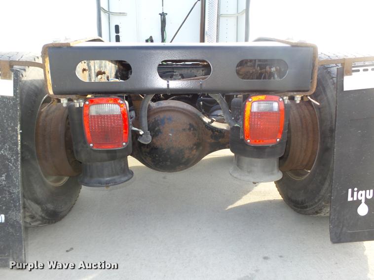 image for item L4118 2005 Freightliner Columbia semi truck