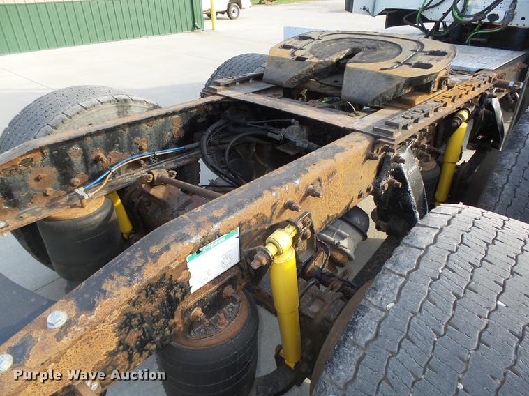 image for item L4118 2005 Freightliner Columbia semi truck