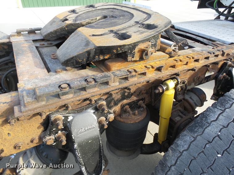 image for item L4118 2005 Freightliner Columbia semi truck