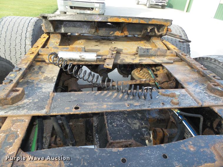 image for item L4118 2005 Freightliner Columbia semi truck