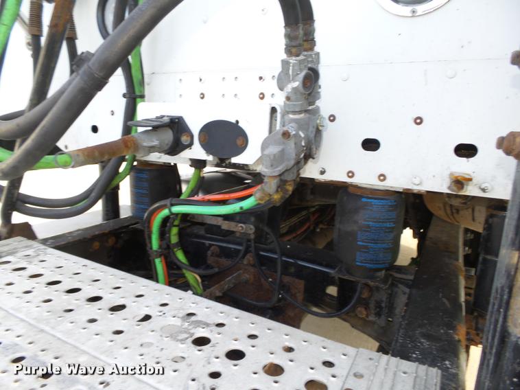 image for item L4118 2005 Freightliner Columbia semi truck