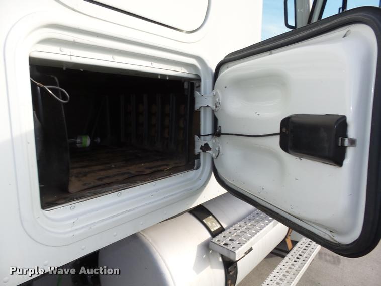 image for item L4118 2005 Freightliner Columbia semi truck