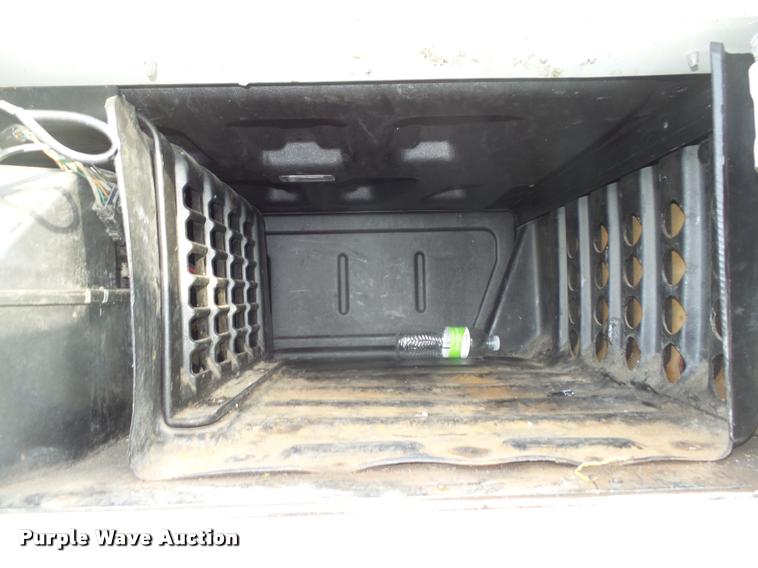 image for item L4118 2005 Freightliner Columbia semi truck