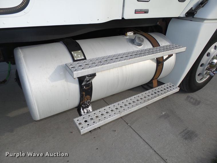 image for item L4118 2005 Freightliner Columbia semi truck