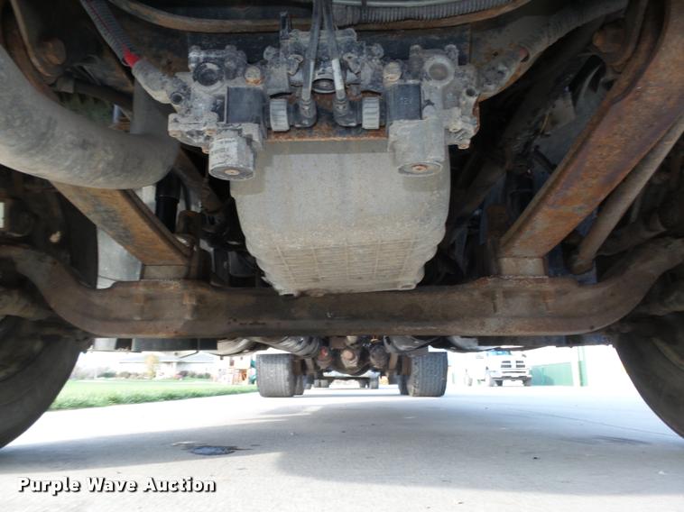 image for item L4118 2005 Freightliner Columbia semi truck