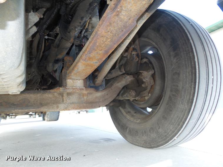 image for item L4118 2005 Freightliner Columbia semi truck