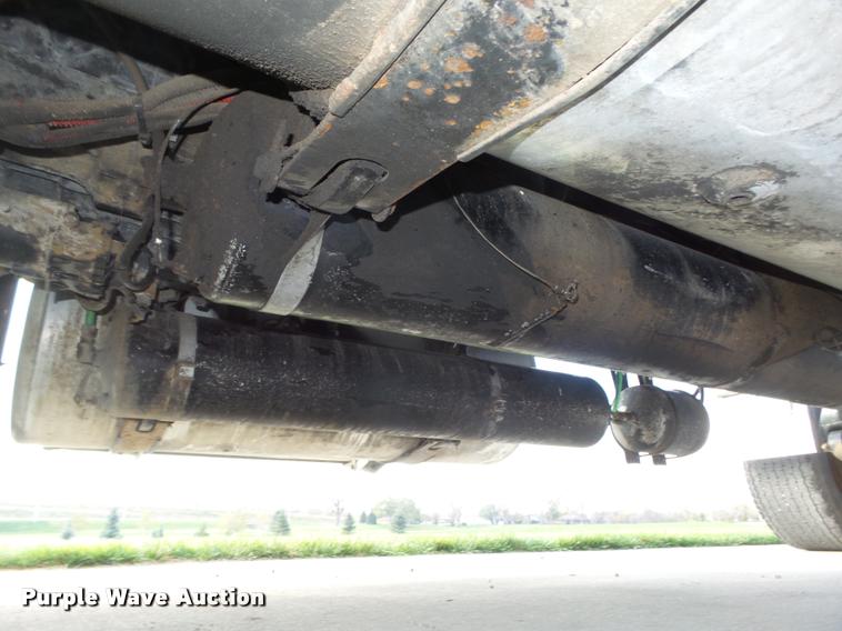 image for item L4118 2005 Freightliner Columbia semi truck