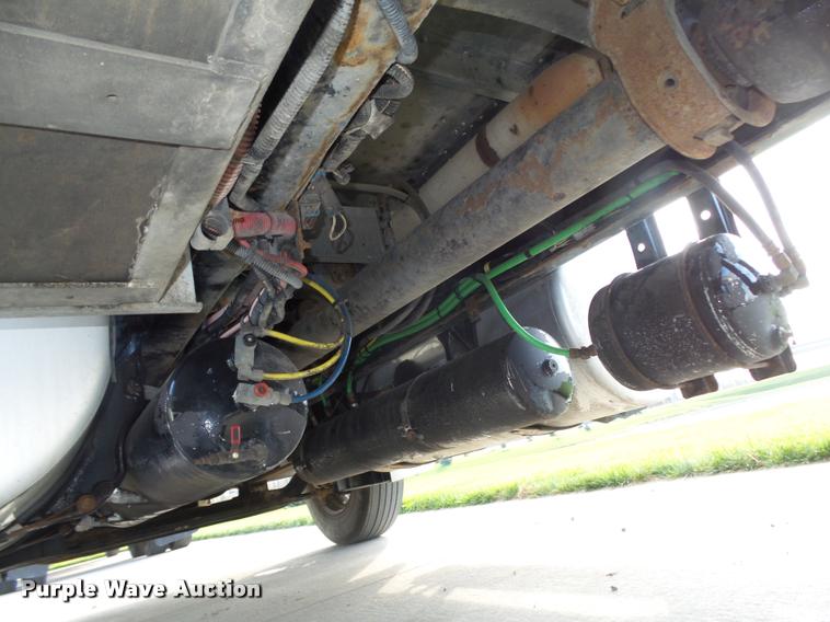 image for item L4118 2005 Freightliner Columbia semi truck