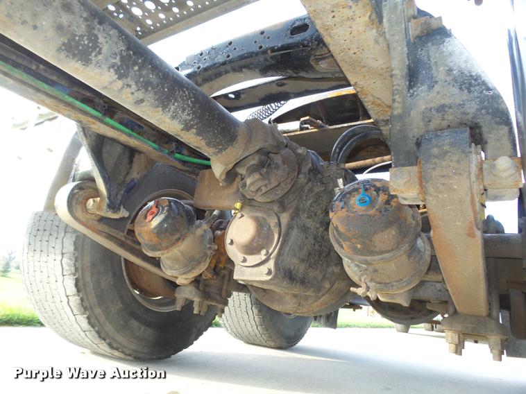 image for item L4118 2005 Freightliner Columbia semi truck