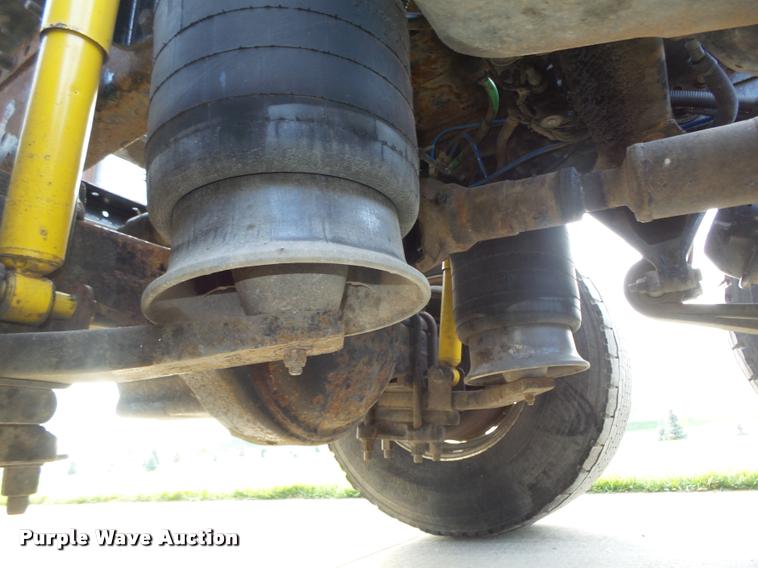 image for item L4118 2005 Freightliner Columbia semi truck