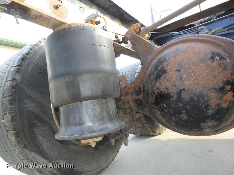 image for item L4118 2005 Freightliner Columbia semi truck