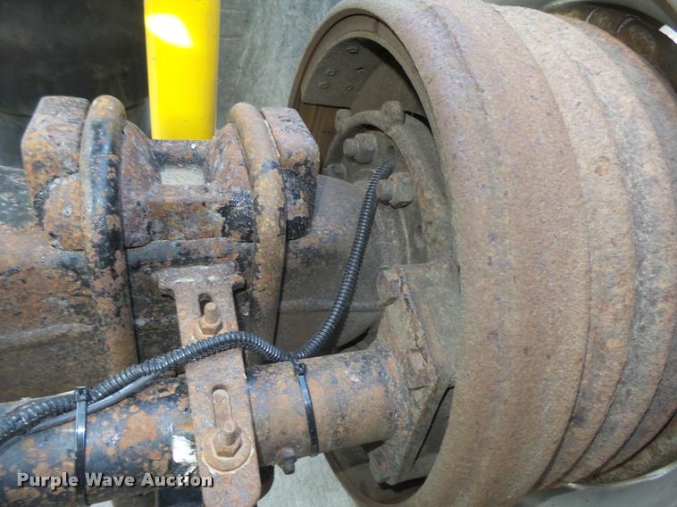 image for item L4118 2005 Freightliner Columbia semi truck