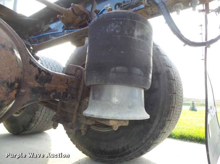 image for item L4118 2005 Freightliner Columbia semi truck