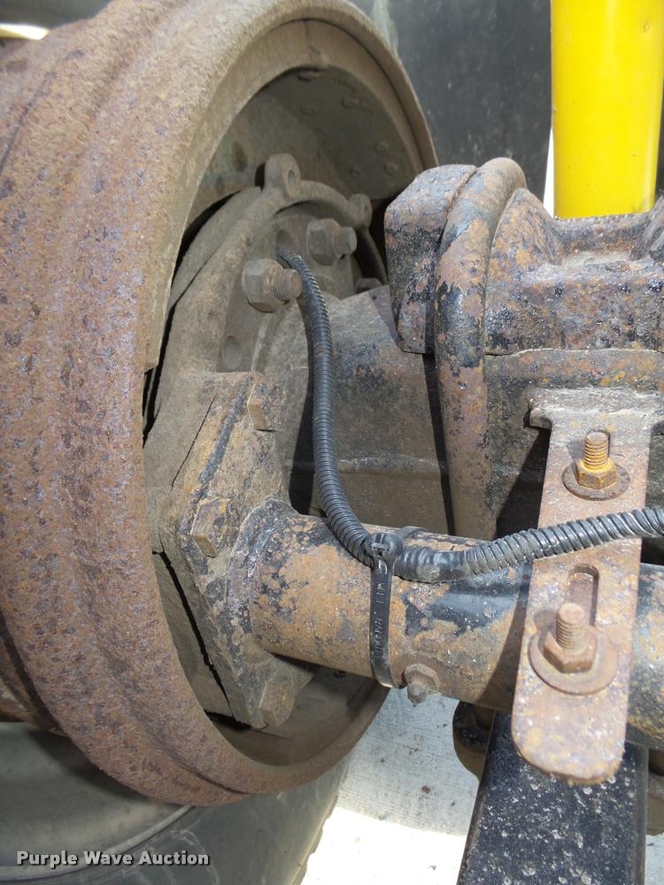 image for item L4118 2005 Freightliner Columbia semi truck