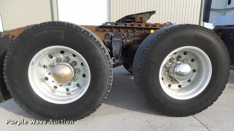 image for item L4118 2005 Freightliner Columbia semi truck