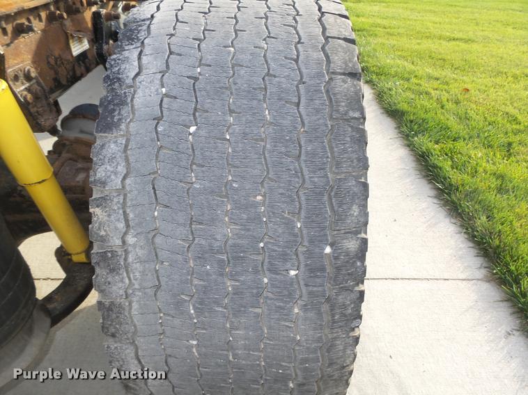 image for item L4118 2005 Freightliner Columbia semi truck