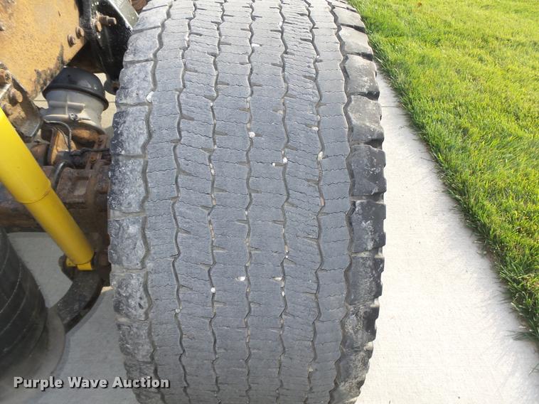 image for item L4118 2005 Freightliner Columbia semi truck