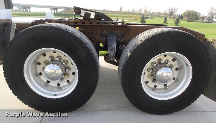 image for item L4118 2005 Freightliner Columbia semi truck