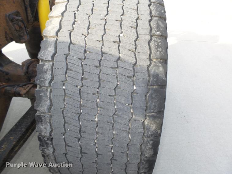 image for item L4118 2005 Freightliner Columbia semi truck