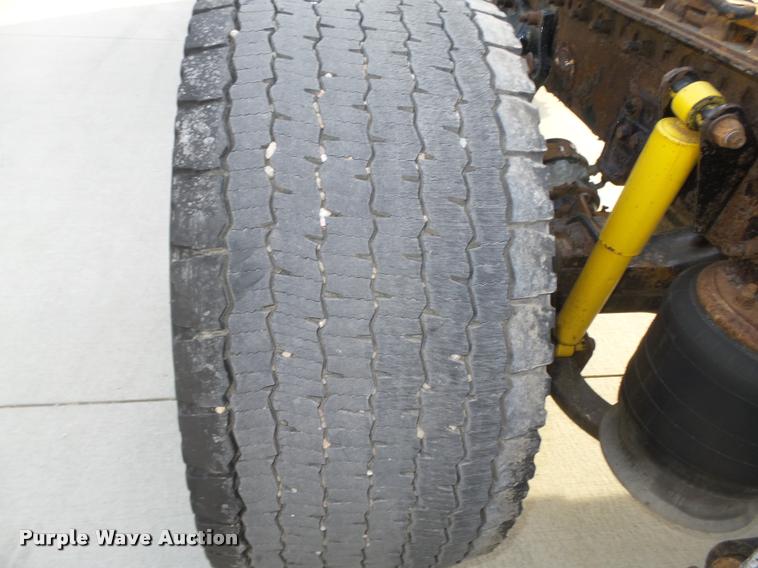 image for item L4118 2005 Freightliner Columbia semi truck