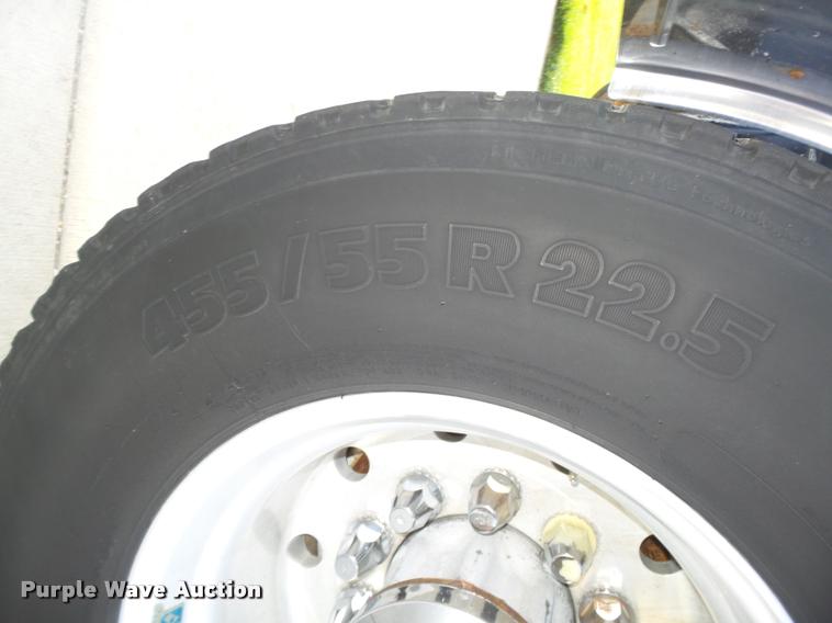 image for item L4118 2005 Freightliner Columbia semi truck