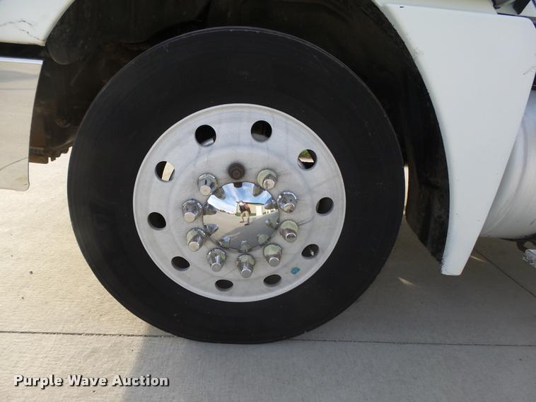 image for item L4118 2005 Freightliner Columbia semi truck