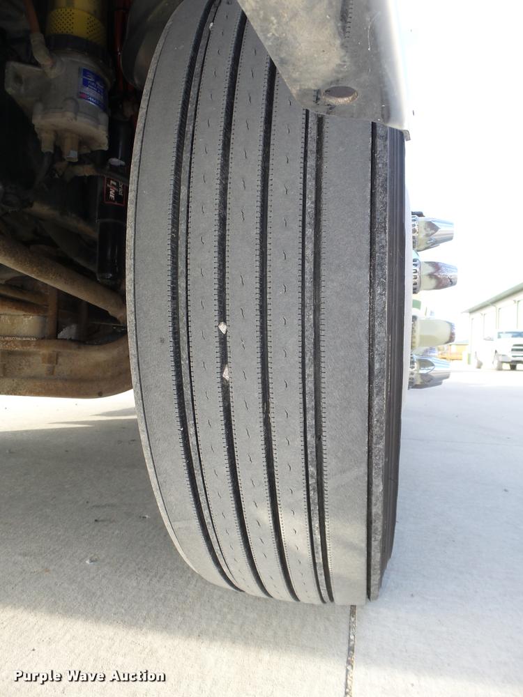 image for item L4118 2005 Freightliner Columbia semi truck