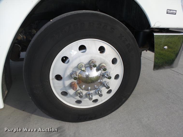 image for item L4118 2005 Freightliner Columbia semi truck