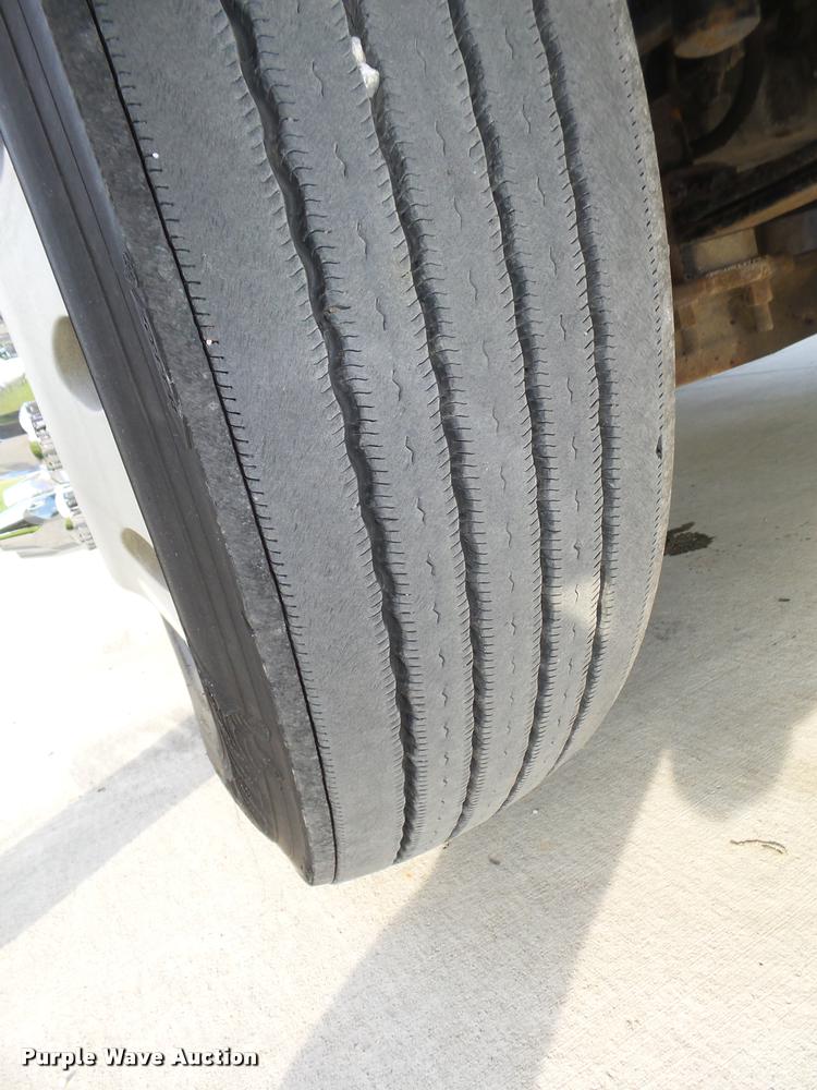 image for item L4118 2005 Freightliner Columbia semi truck