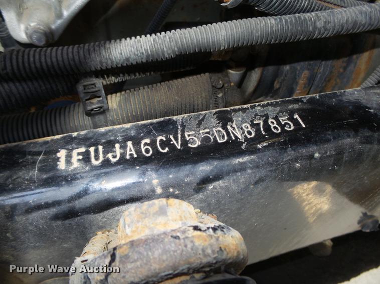 image for item L4118 2005 Freightliner Columbia semi truck