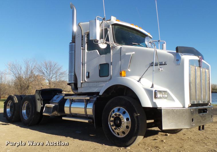 image for item L4141 2005 Kenworth T800 semi truck