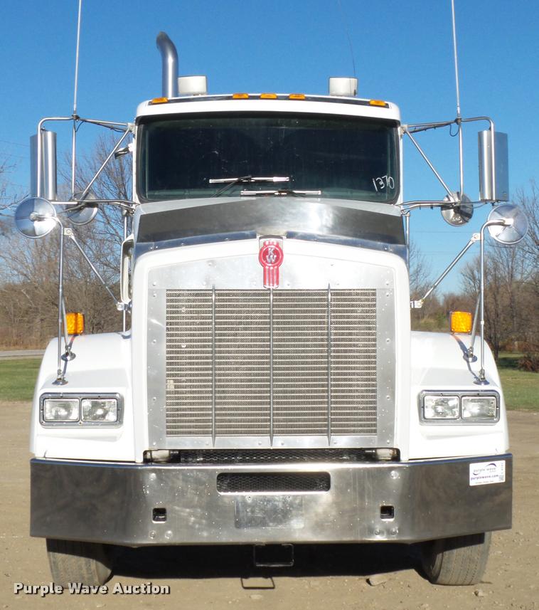 image for item L4141 2005 Kenworth T800 semi truck