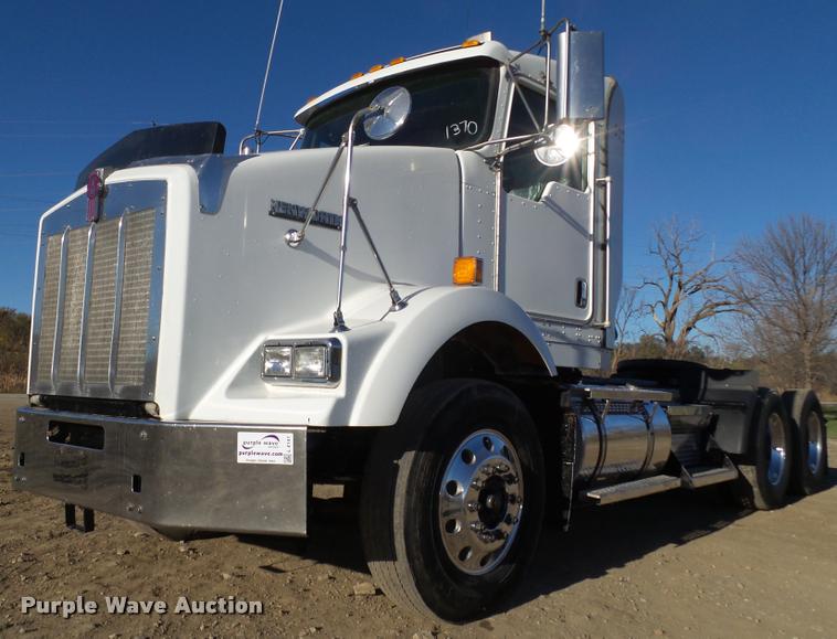 image for item L4141 2005 Kenworth T800 semi truck