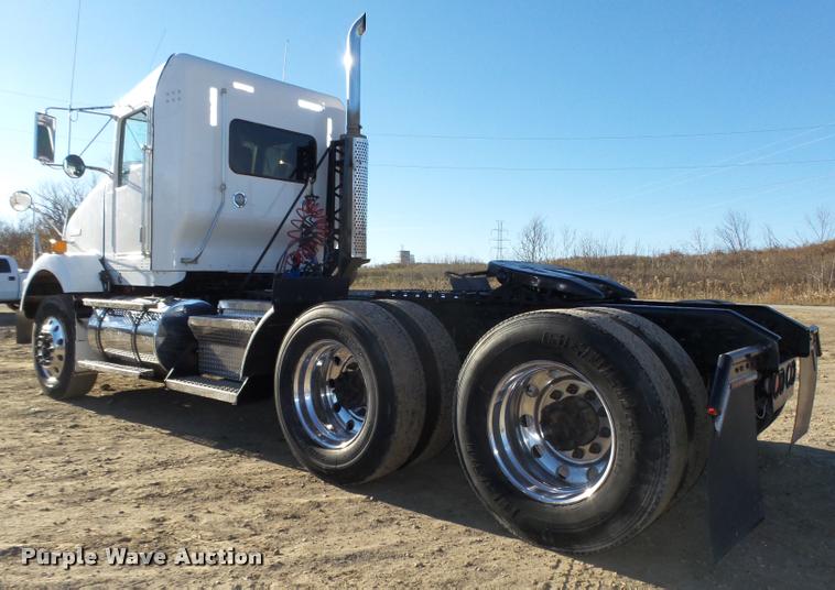 image for item L4141 2005 Kenworth T800 semi truck