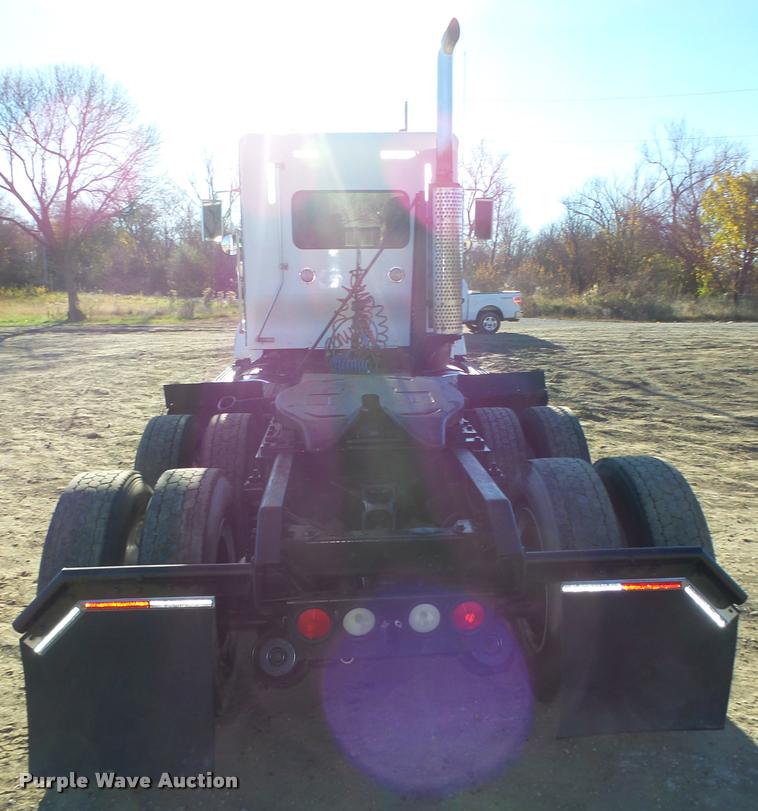 image for item L4141 2005 Kenworth T800 semi truck