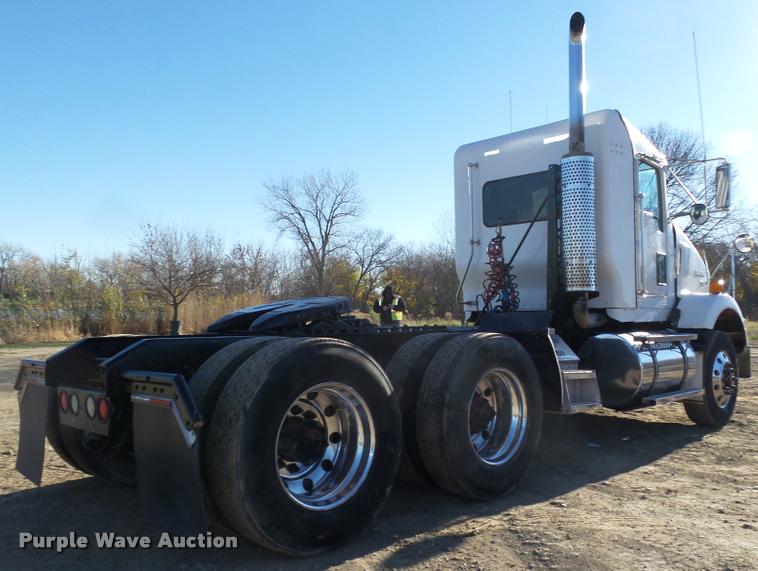 image for item L4141 2005 Kenworth T800 semi truck