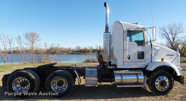 image for item L4141 2005 Kenworth T800 semi truck