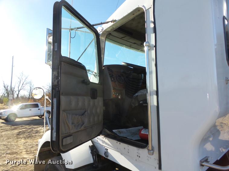 image for item L4141 2005 Kenworth T800 semi truck