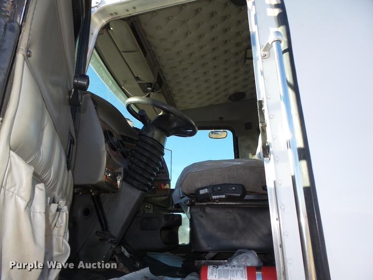 image for item L4141 2005 Kenworth T800 semi truck