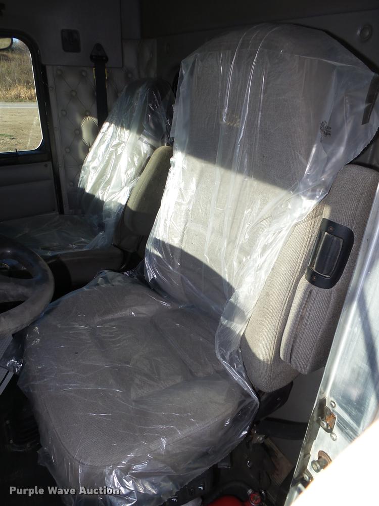 image for item L4141 2005 Kenworth T800 semi truck