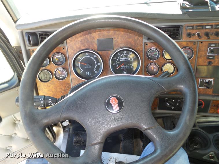 image for item L4141 2005 Kenworth T800 semi truck