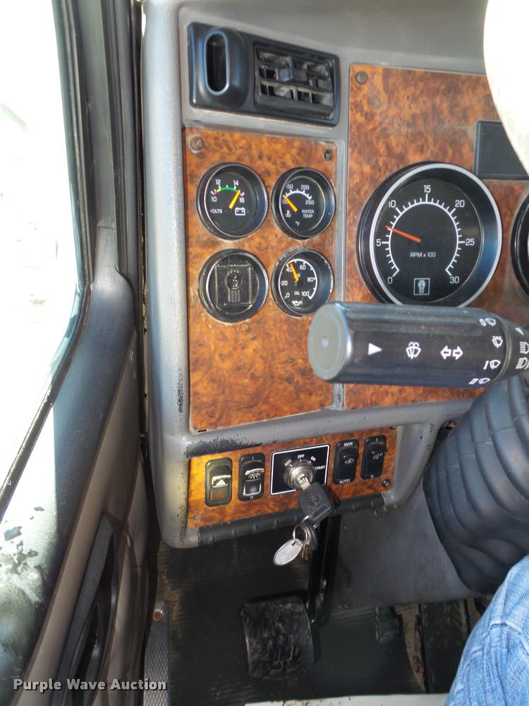 image for item L4141 2005 Kenworth T800 semi truck