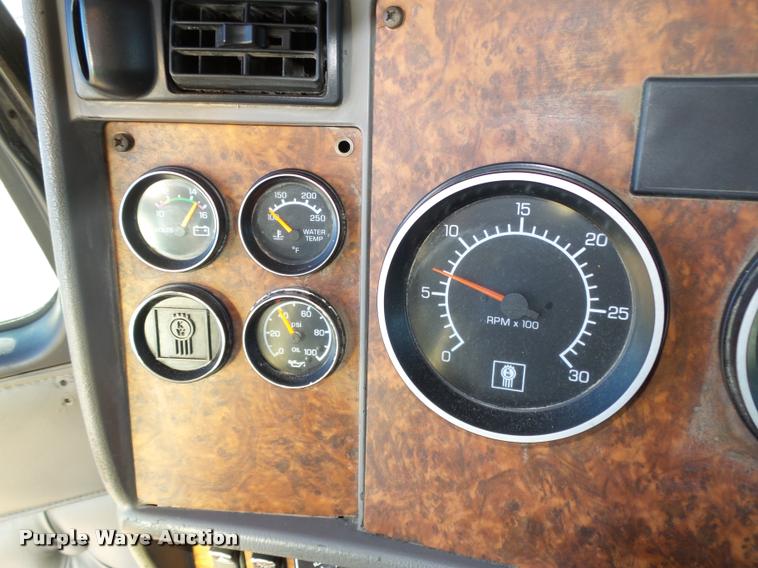 image for item L4141 2005 Kenworth T800 semi truck