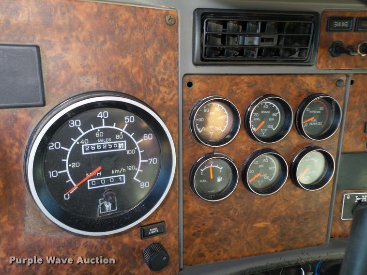 image for item L4141 2005 Kenworth T800 semi truck