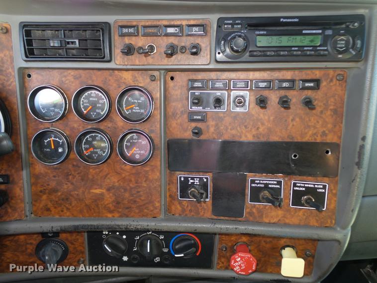 image for item L4141 2005 Kenworth T800 semi truck